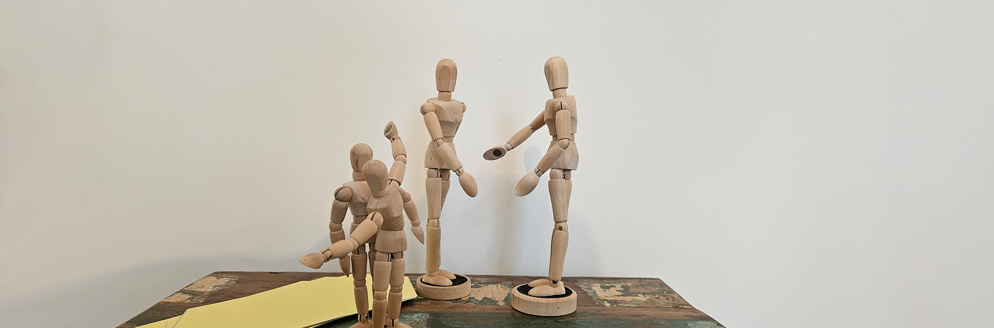 Holzfiguren in Interaktion